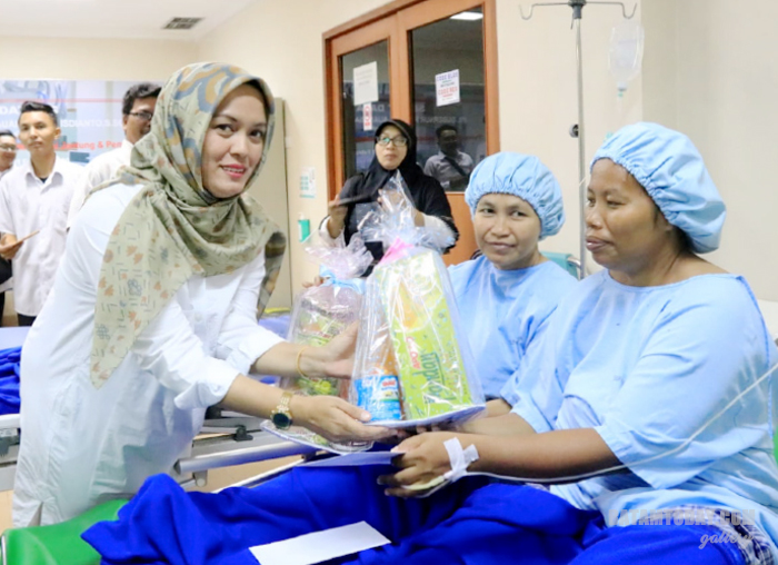 Ketua PKK Bintan, Deby Apri Sujadi saat memberikan bingkisan kepada pasien operasi gratis